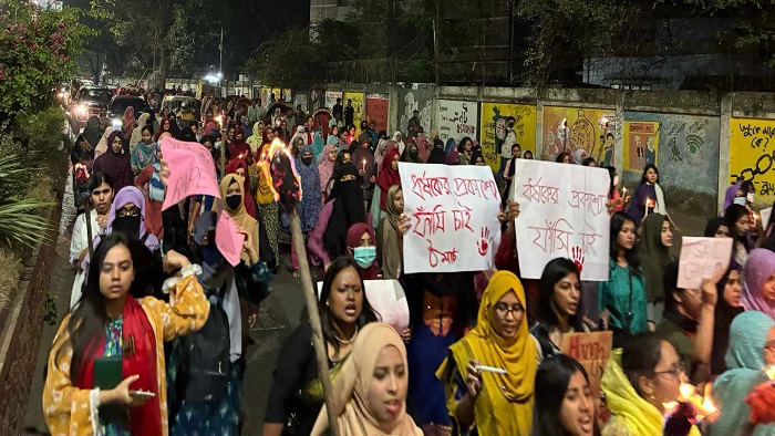 ধর্ষণের শাস্তি মৃত্যুদণ্ডের দাবিতে মশাল মিছিল